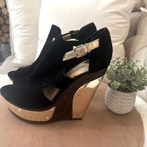 Gianni Bini black and gold suede shoes